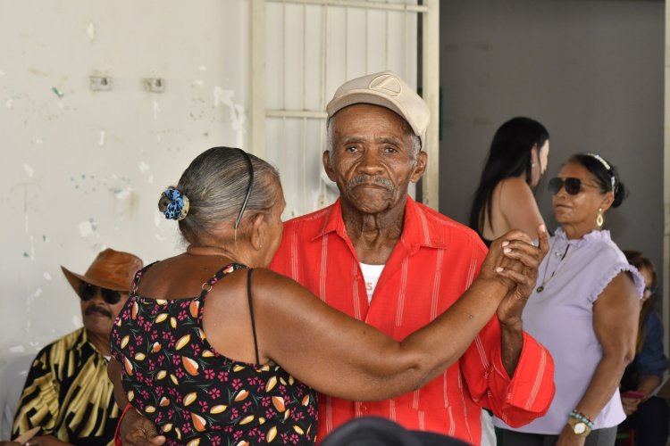 Dia dos Pais: serviço social de Floriano comemora data com idosos do município