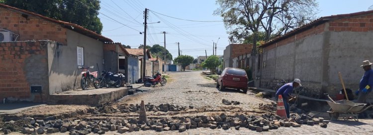 Doze bairros de Floriano passaram por serviço de manutenção na pavimentação poliédrica