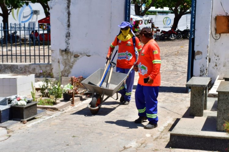 Cemitérios de Floriano recebem limpeza e manutenção da iluminação para o Dia de Finados